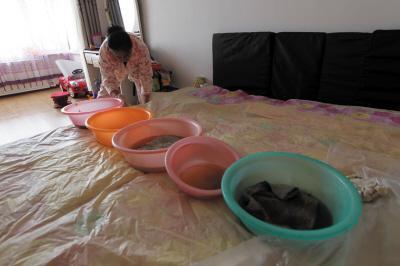 玉州楼上漏水，住户失联，小区没物管，业主维权难！律师来支招……